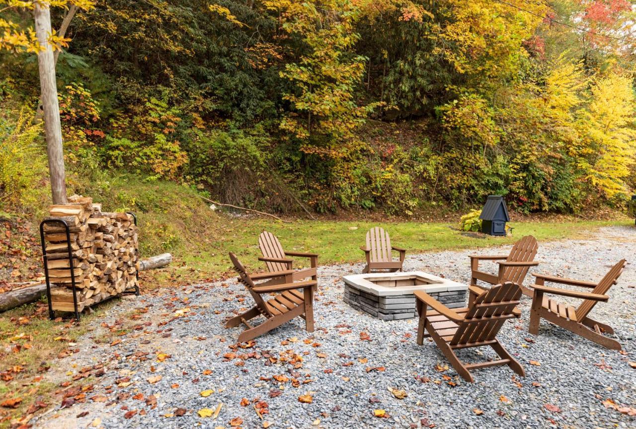 Fun Cabin With Hot Tub, Pool Table & Fire Pit - Big Blue Bryson City Exterior photo