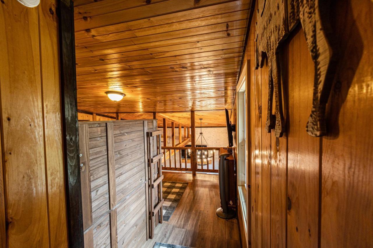 Fun Cabin With Hot Tub, Pool Table & Fire Pit - Big Blue Bryson City Exterior photo
